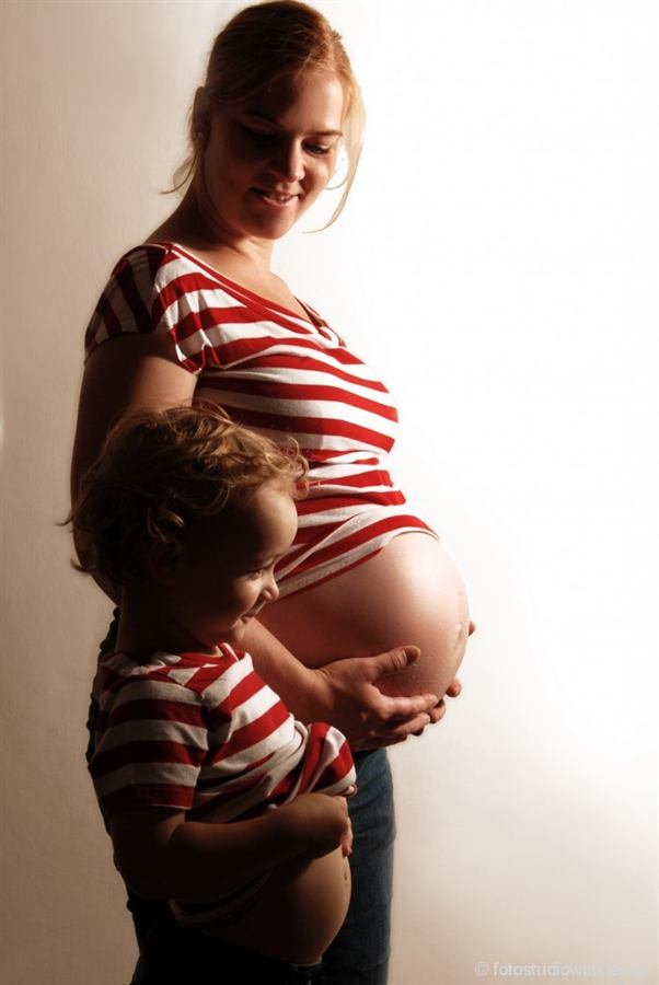 Schwangere Frau mit Kind