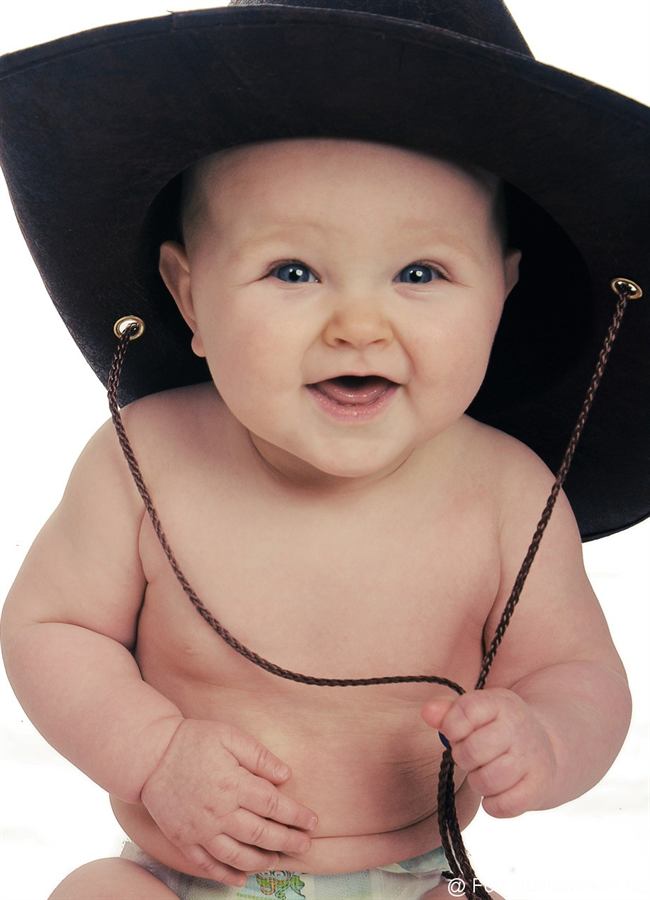 Lachendes Baby mit Hut