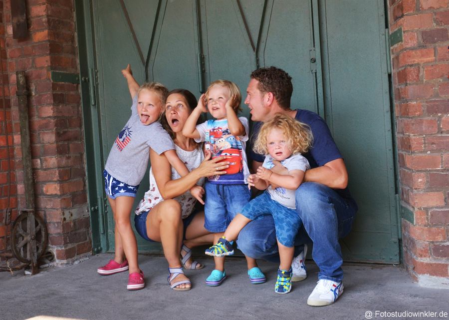 Familie mit drei Kindern