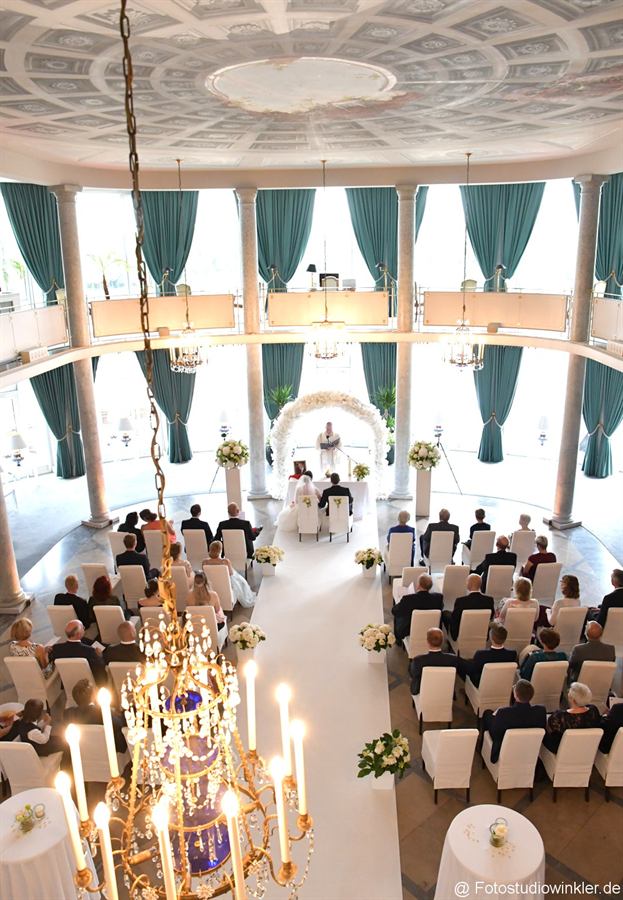 Hochzeitsfeier in einem festlichen Saal