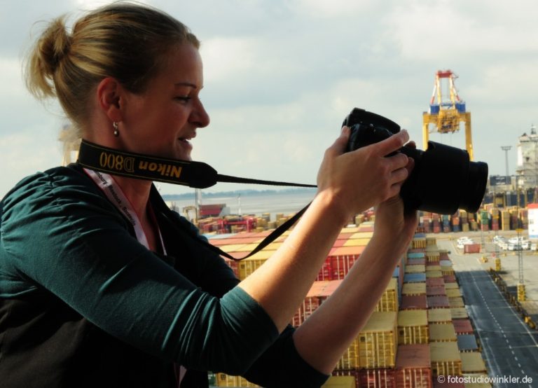 Janina Bunk mit Kamera bei der Arbeit
